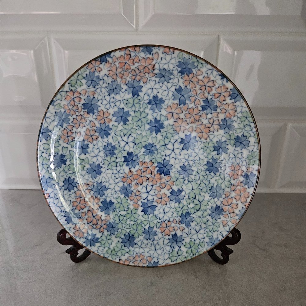 BRAND NEW DECORATIVE PLATE WITH FLOWERS IN PEACH, BLUE, GREEN AND WHITE